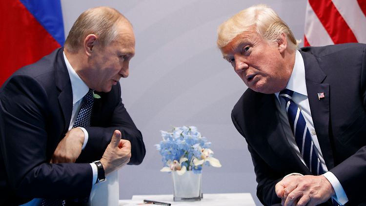 Putin und Trump unterhalten sich im Juli 2017 während des G20-Gipfels in Hamburg. 