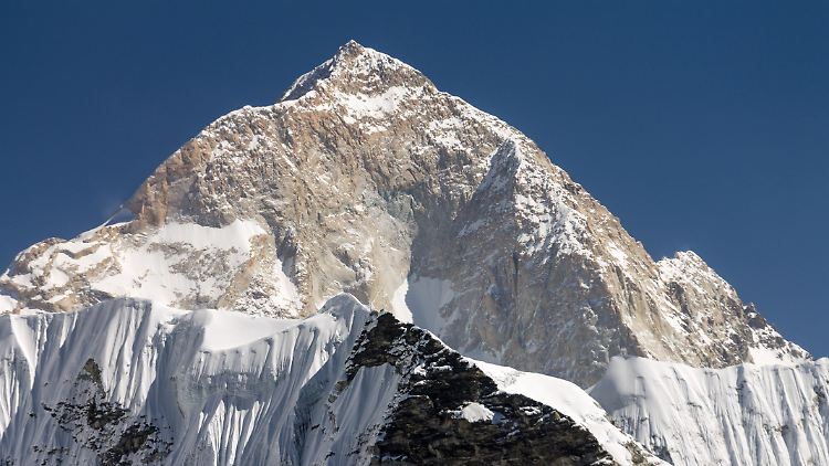 Der Makalu im Himalaya-Gebirge ist 8485 Meter hoch. 