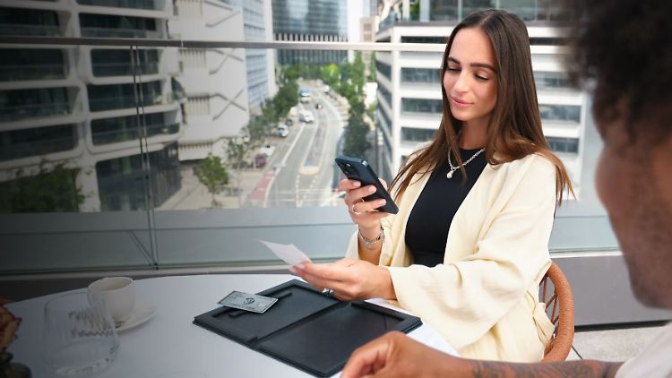 Unterwegs buchen, zahlen, verwalten: Mit der richtigen Business Card wird Reisen zur Routine.