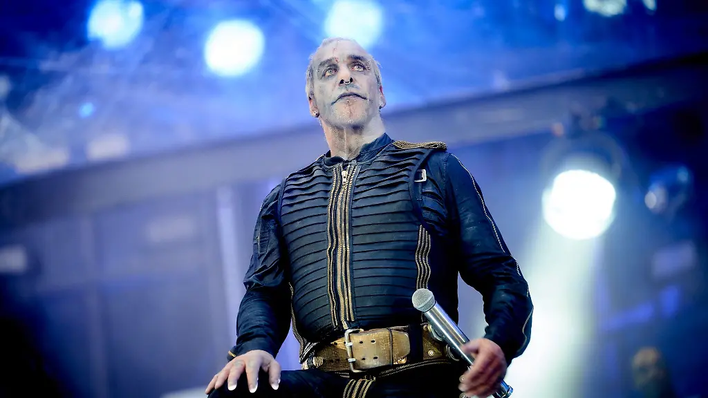 Till-Lindemann-der-Saenger-der-Band-Rammstein-steht-bei-einem-Konzert-in-Hamburg-im-Juni-2022-auf-der-Buehne