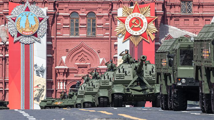 Soldaten proben auf Panzerhaubitzen für die Militärparade in Moskau Anfang Mai 2022. 