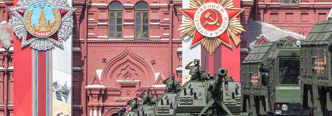 Soldaten auf Msta-S Panzerhaubitzen nehmen an einer Probe für die Militärparade zum Tag des Sieges teil. Die Parade findet am 9. Mai statt, um den Sieg über Hitlerdeutschland zu feiern. (hier 2022)