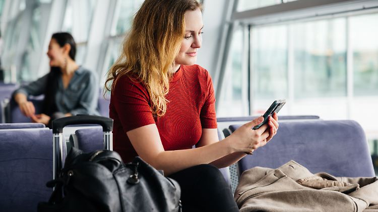 Gerade auf Reisen ist eine eSIM sinnvoll, sagen Experten.