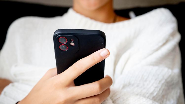 Fast eine Stunde länger hielten sich laut der Studie Jugendliche mit psychischen Erkrankungen wie Angstzuständen und Depressionen auf Social Media auf.
