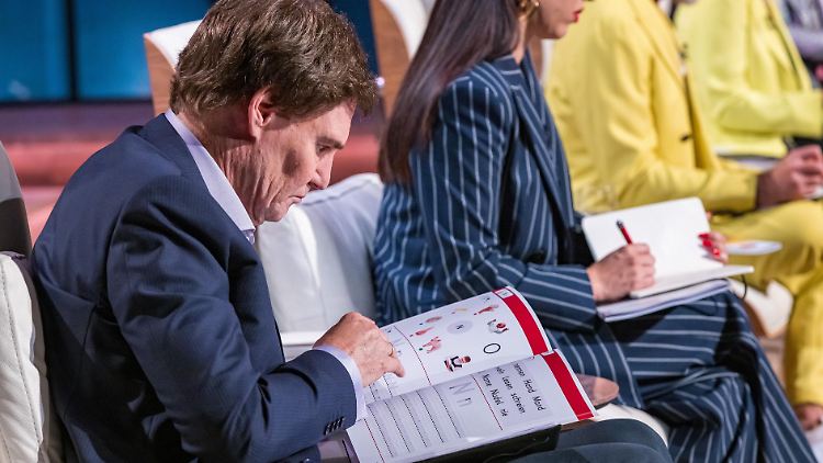 Okay, das was Carsten Maschmeyer hier in der Hand hält, ist kein Scheckheft, aber das Grundschul-Lernprogramm, in das er investiert.