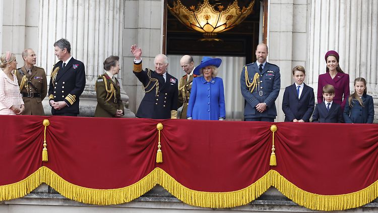 Winken und Lächeln: Die britische Königsfamilie grüßt vom Balkon des Buckingham Palastes.