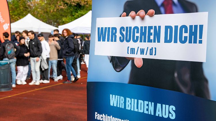 Ausbildungsmessen sind immer noch ein wichtiger Treffpunkt für Firmen und junge Menschen.