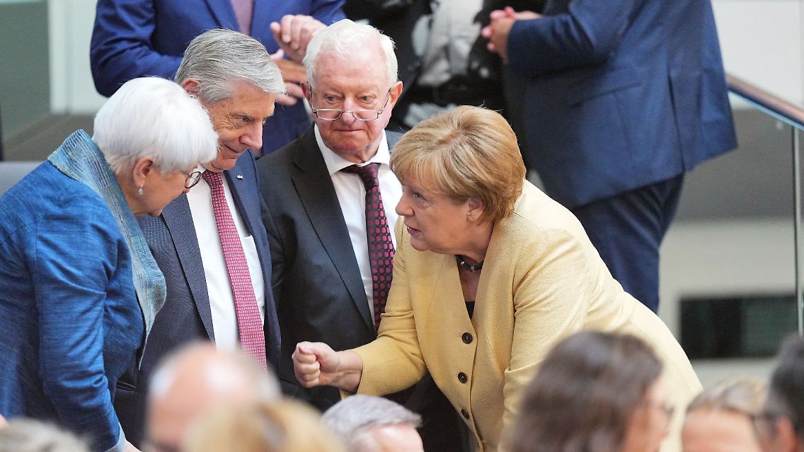 So eine Kanzlerwahl ist immer auch ein bisschen ein Klassentreffen. Angela Merkel auf der Tribüne des Bundestags.