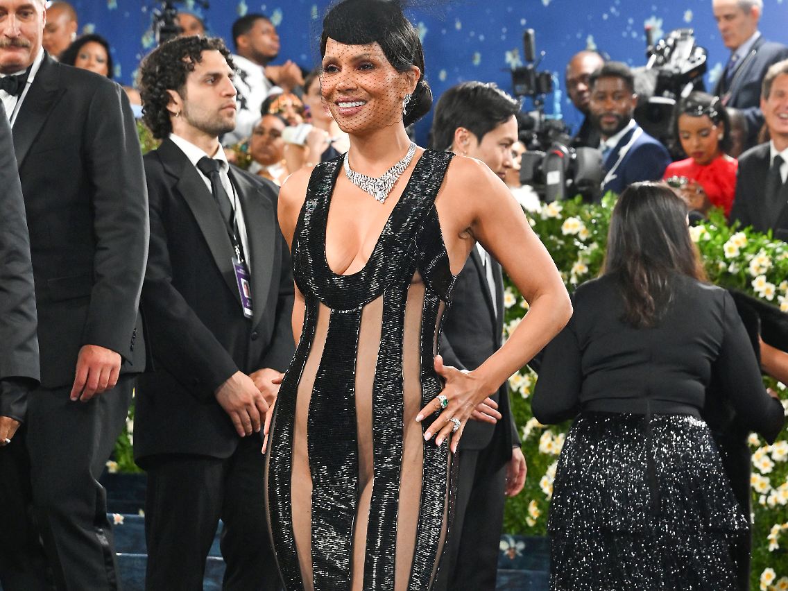 Halle Berry scheint sich wohlzufühlen in ihrem Outfit.