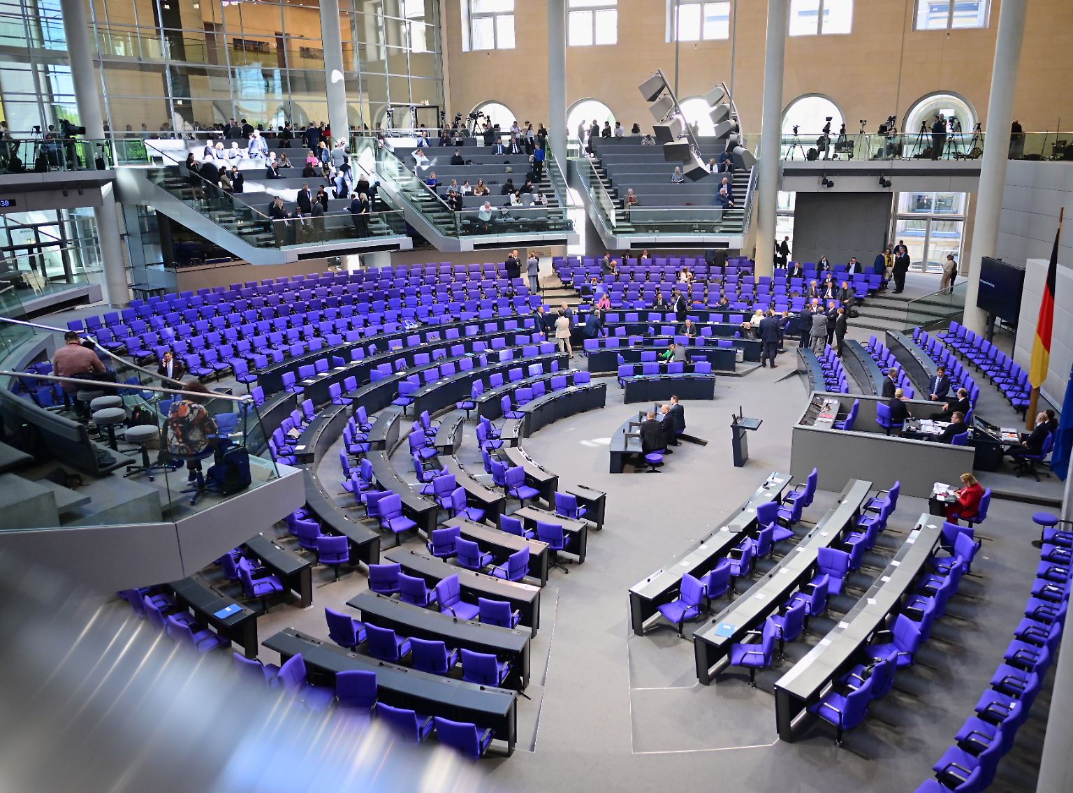 Gut zehn Wochen nach der Bundestagswahl will die Koalition aus Union und SPD ihr Amt antreten. Im Bundestag soll dazu CDU-Chef Friedrich Merz am Vormittag ...
