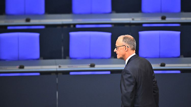 Das Foto wurde vor Beginn der Sitzung des Bundestags aufgenommen. Da dürfte Merz noch davon ausgegangen sein, dass die Wahl im ersten Durchgang klappt.