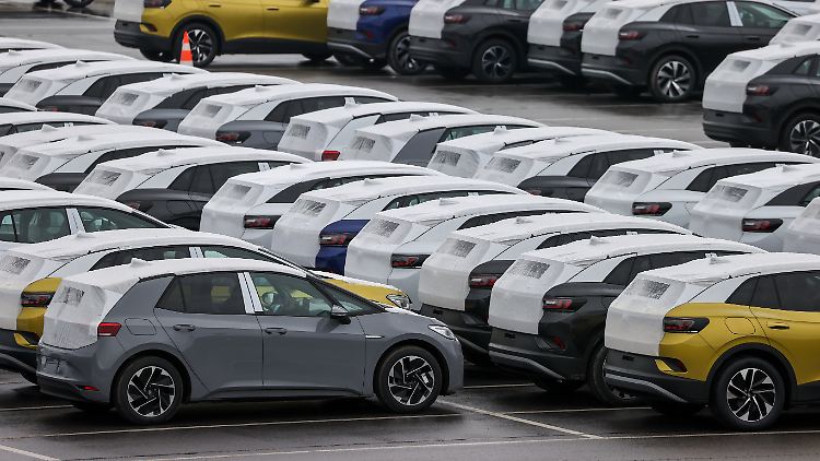 Zehntausende Elektroautos wurden im April beim Kraftfahrt-Bundesamt neu registriert.