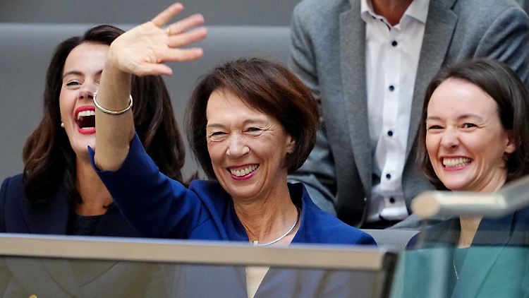 Da war die Laune noch gut: Carola Clüsener (l.),  Charlotte (M.) und Constanze Merz.