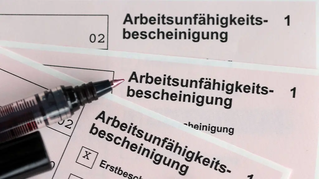 Mehrere-Arbeitsunfaehigkeitsbescheinigungen-liegen-auf-einem-Tisch
