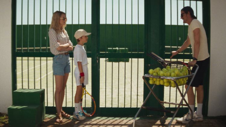 Anne (Stacy Martin) bringt ihren Sohn zu Tom (Sam Riley) in den Tennisunterricht.