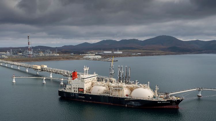 Russisches Pipeline-Gas und Flüssiggas (LNG) machten nach Kommissionsangaben im vergangenen Jahr rund 19 Prozent der Gasimporte der 27 EU-Staaten aus.