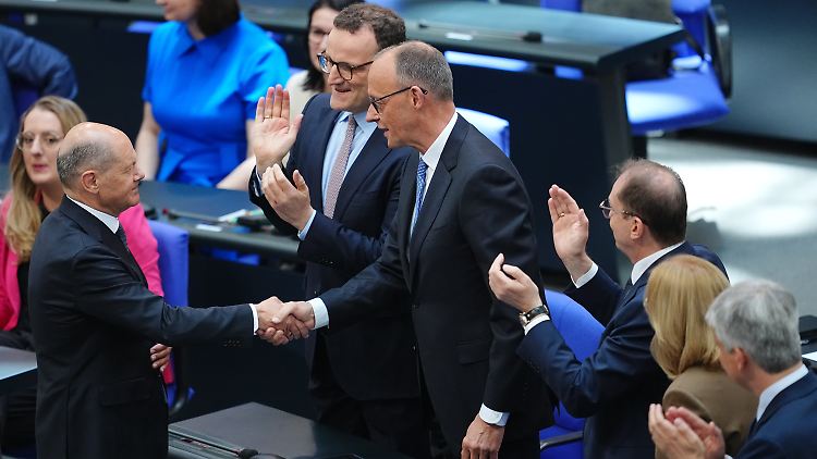 Scholz gratuliert Merz nach der Wahl. Der CDU-Chef wird noch heute als zehnter Kanzler der Bundesrepublik vereidigt werden.