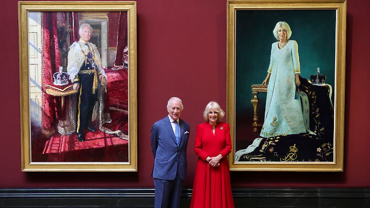 Charles und Camilla scheinen ihre Porträts zu gefallen.