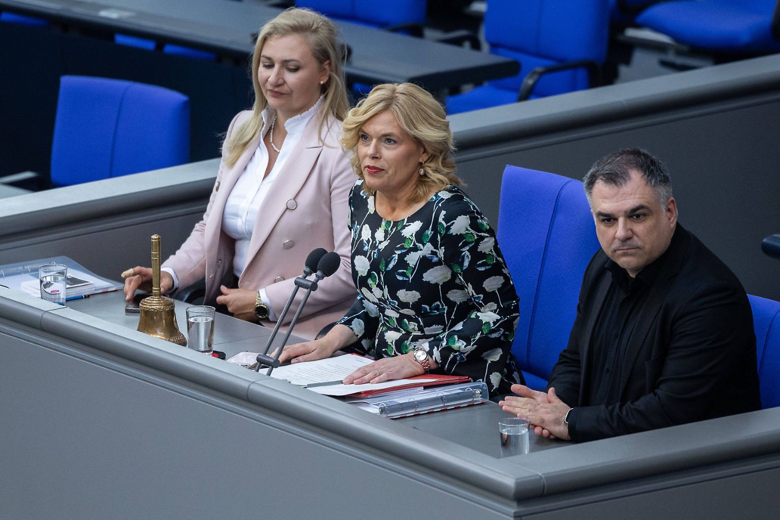 Am Nachmittag, genau: um 15.18 Uhr, eröffnet Bundestagspräsidentin Julia Klöckner die unterbrochene Sitzung des Parlaments wieder. Klöckner erläutert, …