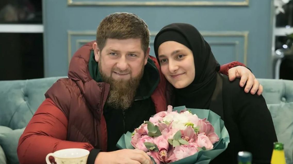 Ramsam Kadyrow mit seiner Tochter Aishat Kadyrowa.