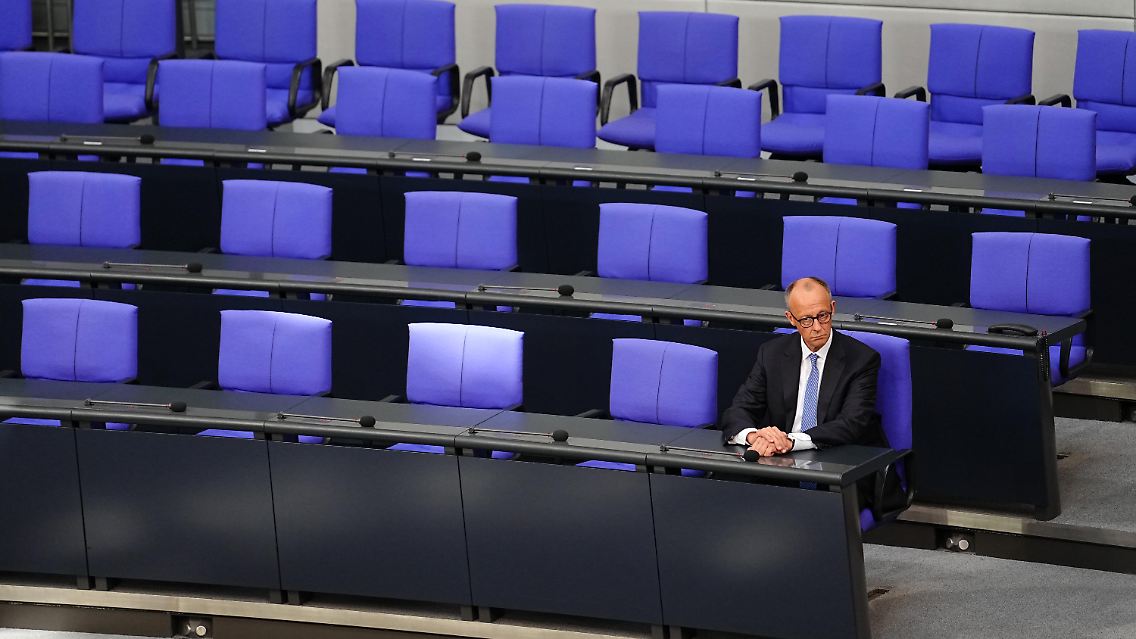 Erst danach darf er auf dem Stuhl des Bundeskanzlers Platz nehmen - allein, denn die Ministerinnen und Minister sind noch nicht ernannt. Das passiert noch am selben Abend.