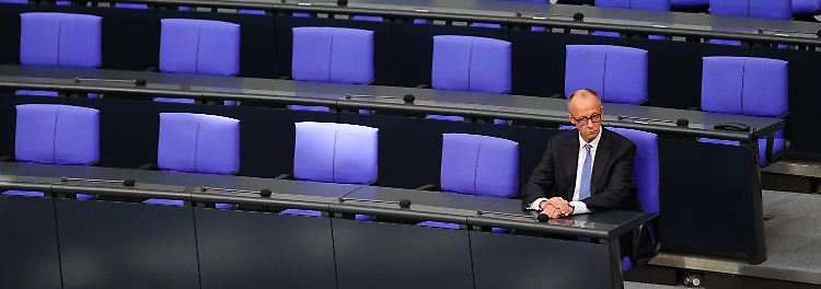 Erst danach darf er auf dem Stuhl des Bundeskanzlers Platz nehmen - allein, denn die Ministerinnen und Minister sind noch nicht ernannt. Das passiert noch am selben Abend.