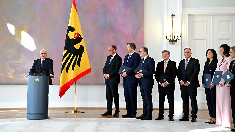 Der Bundespräsident gab in seiner kurzen Ansprache der Hoffnung auf eine baldige Verbesserung der politischen Stimmung im Land Ausdruck.