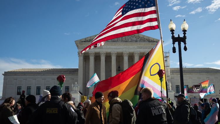 Demonstranten fordern im November 2024 vor dem Supreme Court, die Rechte von Transmenschen zu achten (Archivbild).