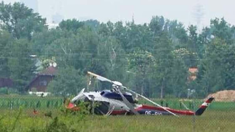 Der Airbus AS350-B1 liegt nach dem Unfall im hohen Gras.