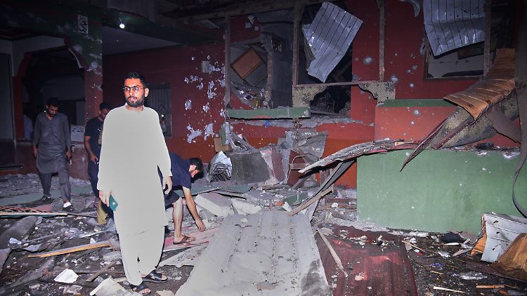 Anwohner untersuchen ein Gebäude, das mutmaßlich durch einen indischen Raketenangriff in der Nähe der Hauptstadt Kaschmirs beschädigt wurde.