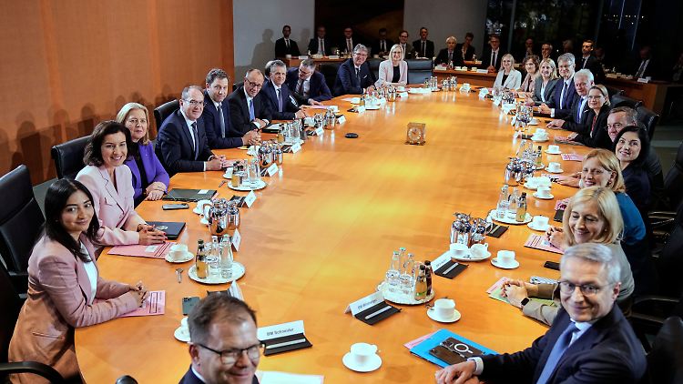 Erste Arbeitssitzung des neuen Kabinetts am späten Abend. 