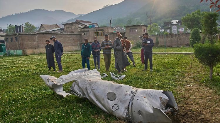 Trümmer eines Flugzeugs im indischen Teil Kaschmirs