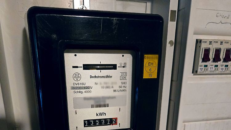 Verstehen sich mit Balkonkraftwerken: Drehstromzähler wie dieser messen noch in vielen Häusern den Stromverbrauch.