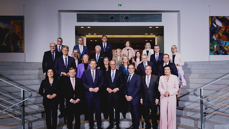 Das neue Kabinett beschließt die Stellenkürzung auf seiner ersten Sitzung.
