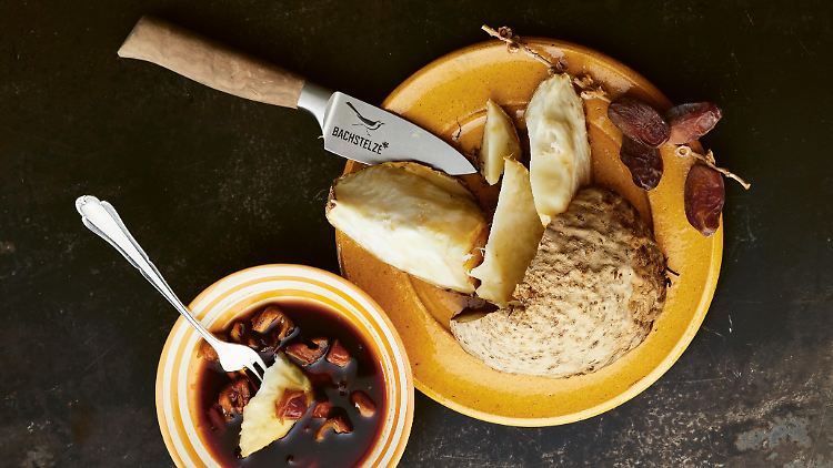 Einfach, aber raffiniert: Beim gebackenen Sellerie überrascht die Sauce mit bayerischer "Hopsoy", Chili und Datteln.