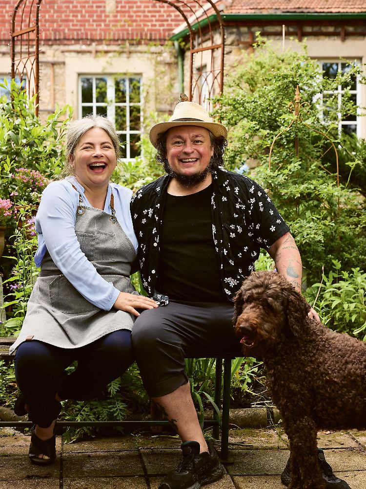 Gute Gastgeber in der "Bachstelze": Maria Groß und Matthias Steube. Und natürlich Pudel Friedrich.