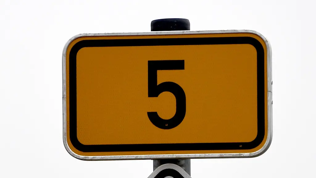 Das-Schild-B5-ist-an-der-Bundesstrasse-zu-sehen