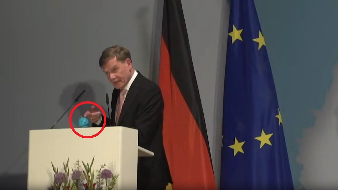 WadephulGeschenke.jpg
