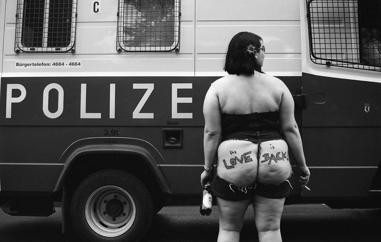 In Kollaboration mit der Tresor-Foundation zeigt die Galerie Bene Taschen Schwarz-Weiß-Arbeiten des Berliner Fotografen Miron Zownir vor dem legendären Club Tresor. 
