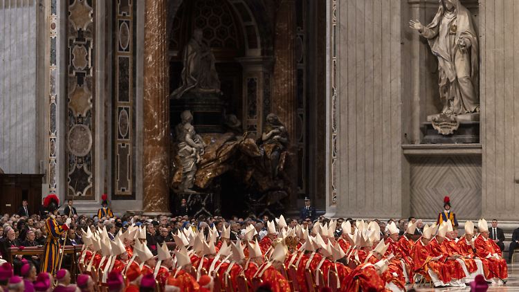 Die Messe "Pro eligendo Romano Pontefice" im Petersdom.