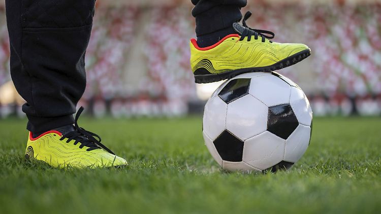 Das Fußball-Berater-Geschäft soll ordentlich Kohle bringen, doch dann gibt es Tote.