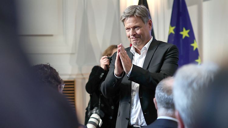 Nachfolgerin Reiche ist bei der Übergabe beeindruckt von dem Applaus der Mitarbeiter für Habeck.