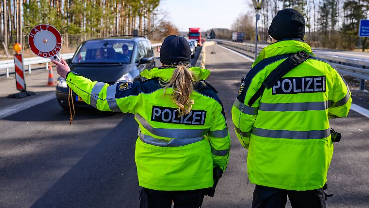 Mit strengeren Regeln sollen mehr Polizisten nach dem Willen Dobrindts an den deutschen Landgrenzen für einen Rückgang der irregulären Migration sorgen. 