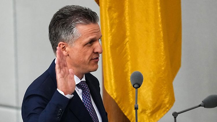 Thorsten Frei legt vor Bundestagspräsidentin Julia Klöckner im Bundestag bei der Vereidigung den Amtseid ab.