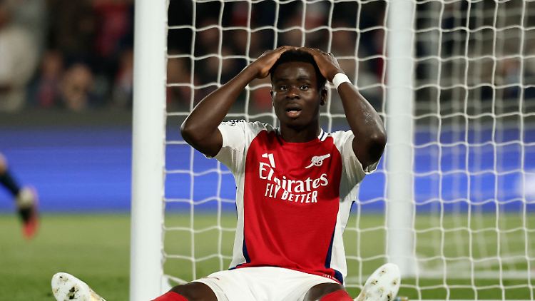 Bukayo Saka kann seinen unfassbaren Fehlschuss nicht begreifen.