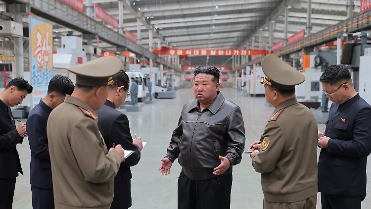 Nordkoreas Machthaber Kim am Mittwoch bei der Inspektion eines Rüstungsunternehmens.