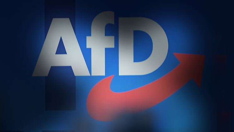 Die AfD klagt gegen die Einstufung des Verfassungsschutzes als rechtsextremistisch. Bis zu einer Entscheidung hat der Verfassungsschutz die neue Einstufung ausgesetzt.