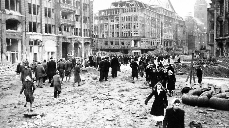 Hamburg im März 1945, zwei Monate vor Kriegsende. "Die Männer waren sehr, sehr schwach, die Frauen sehr stark", erinnert sich Uwe Timm im Interview.