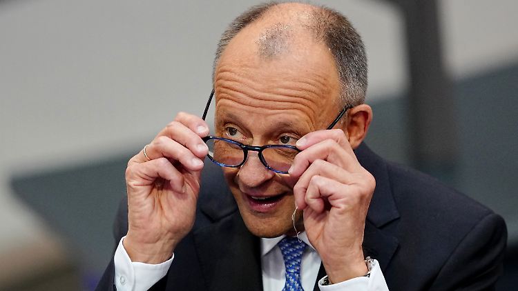 So lief die Kanzlerwahl wirklich! Da liest auch Friedrich Merz interessiert mit.