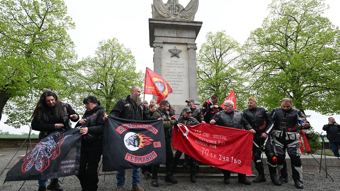 Mitglieder des russischen Motorrad- und Rockerclubs "Nachtwölfe" stehen am 80. Jahrestag des sogenannten Elbe Day am Mahnmal der Begegnung in Torgau.